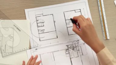 Akıllı mimar ya da akıllı mühendisin ölçüm aracı ve mimari ofisindeki inşaat doğruluğu için plan üzerinde bölücü el yazısı detaylarını kullanmasının videosu. Eline odaklan. - Yakın çekim. Tanımlama.
