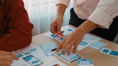 Mobil uygulama ya da web sitesi için kullanıcı arayüzü prototipi planlayan şirket çalışanlarının panorama videosu. UX UI tasarım beyin fırtınası kullanıcı dostu arayüz planı tasarlıyor. Sinerjik