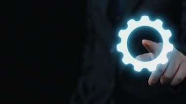 Bu dijital grafikte, üzerinde işaret işareti olan parıldayan bir ödül rozeti ve beş altın yıldız yer alıyor. Bu, mükemmelliği ve başarıyı sembolize ediyor. Dörtgen