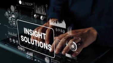 Bilgisayarda veri analizi ve içgörü çözümleri kavramını temsil eden dijital grafiklerle çalışan profesyonel bir iş adamı. Asemptotik akıllı veri analitiği.