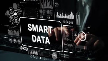 Modern bir iş ortamında dijital veri grafikleri ve akıllı veri konsepti olan bir klavyede yazı yazmak. Asemptotik akıllı veri analitiği.