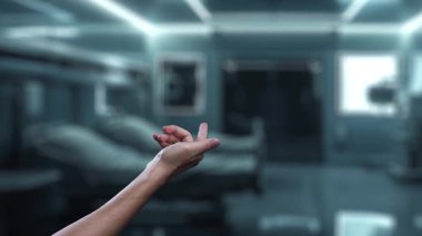 Robot ve insan elini uzatıyor ve yüzen tıbbi haç ikonu ile parmağıyla işaret ediyor. Laboratuvar geçmişini işaret ederken robot eller ve insanların birlikte çalışması yakın plan. Sağlıklı..