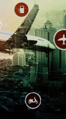 Yeni şehir yolunda gelecek araba trafiği için akıllı ulaşım teknolojisi kavramı. Sanal akıllı sistem, şehir sokaklarındaki araç verilerini birbirine bağlamak için dijital bilgi analizi yapıyor .