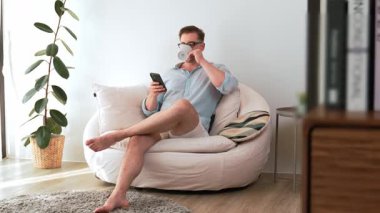 Elinde kahve fincanı olan orta yaşlı bir adam telefon arama verilerini kullanarak kanepeye oturur, çocukları iyi bir baba ya da eğlence olarak yetiştirir. İşadamı teknolojiyi kolaylık için kullanır. Uyumsuzluk.