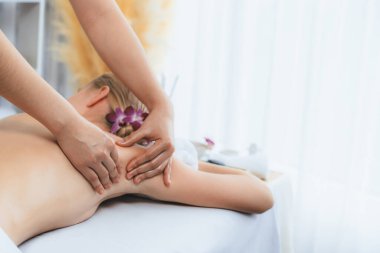 Kafkasyalı kadın müşteri stres önleyici spa masajının keyfini çıkarıyor ve lüks otel ya da oteldeki gündüz açık ortam güzellik salonunda güzellik teniyle eğleniyor. Sessiz.
