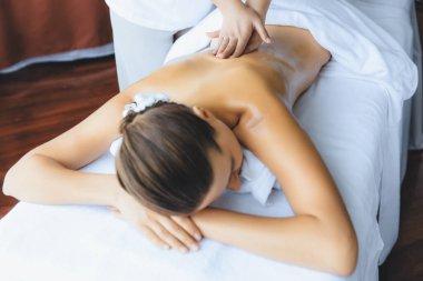 Kafkasyalı kadın müşteri stres önleyici spa masajının keyfini çıkarıyor ve lüks otel ya da oteldeki gündüz açık ortam güzellik salonunda güzellik teniyle eğleniyor. Sessiz.