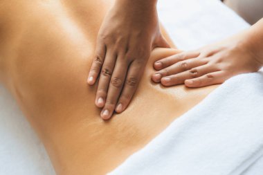 Kapalı alan kadın müşteri stres önleyici spa masajını yapmaktan zevk alıyor ve lüks otel ya da oteldeki gündüz açık hava güzellik salonunda güzellik teniyle eğleniyor. Sessiz.