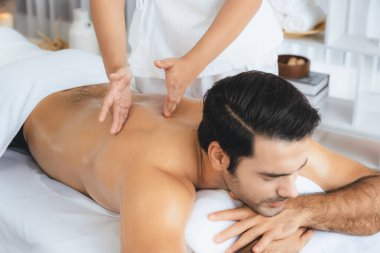 Kafkas erkek müşteri stres önleyici spa masajının keyfini çıkarıyor ve lüks otel veya oteldeki gündüz açık hava ortamında güzellik derisi eğlencesi ile şımartıyor. Sessiz.