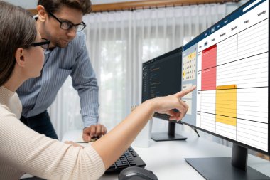 İnternet sitesinde canlı eleştiriler için çevrimiçi aplikasyon rezervasyon takvimi