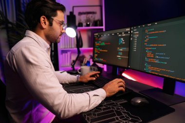 İki pc ekranda veri yazılım geliştirme analizi yapan akıllı bilişim geliştiricisi, neon ışıklı siber ofiste güncellenmiş uygulama programı güncellenmiş online web sayfası sistemi yaratıyor. Tahmin et..