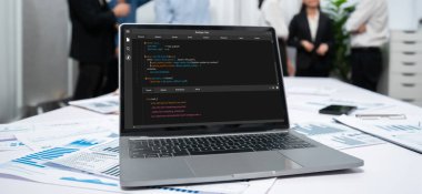 Uygulama ve program kodlaması için bilgisayar ekranında yazılım geliştirme programlama