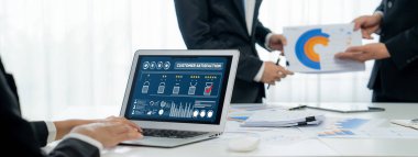 Pazarlama stratejisi planlaması için canlı yazılım bilgisayarında müşteri memnuniyeti ve değerlendirme analizi