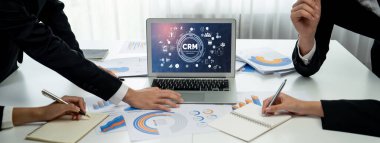 CRM işletme ve işletme için canlı bilgisayarda müşteri ilişkileri yönetim sistemi