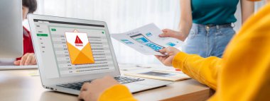 Siber saldırı konsepti. Bilgisayar ekranında görülen kötü amaçlı yazılım uyarısı ve bilgisayar sisteminde veya çevrimiçi sunucuda kaldırılacak tehdit algılaması.