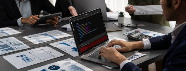 Uygulama ve program kodlaması için bilgisayar ekranında yazılım geliştirme programlama