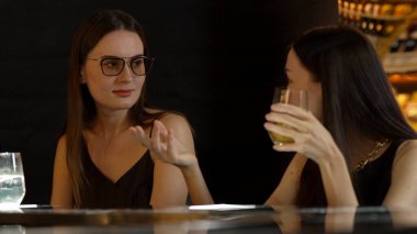 Gülümseyen güzel bir müşteri, lüks bir barda arkadaşlarıyla konuşuyor. Bir anda barmenlere portakallı kokteyl ikram ediyor. Klüpte sosyete ortamının tadını çıkarıyor. Vinosity.