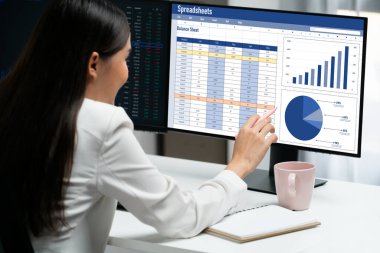 Hesap tablosu bilgi finansal başlangıç kavramı. Çevrimiçi analiz projesi için hesap tablosu belgelerinde veri ve grafikler