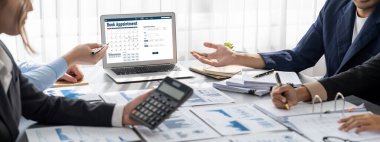 İş zekası ve veri analizi kavramı. Analizci ekibi laptop ekranında finansal veri analizi üzerinde çalışıyor. Etkili iş stratejik planlama için pazarlama göstergesi olarak. İçgörü