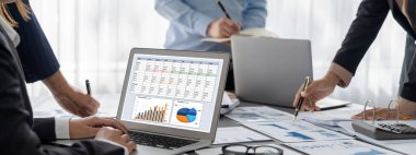 İş zekası ve veri analizi kavramı. Analizci ekibi laptop ekranında finansal veri analizi üzerinde çalışıyor. Etkili iş stratejik planlama için pazarlama göstergesi olarak. İçgörü