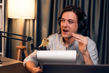 Akıllı yayıncının sunucu kanalı, canlı sosyal medyada canlı yayında konuşma programı ile birlikte modern stüdyoda, kayıt cihazıyla dinleyiciye senaryo okumaktadır. Bireysel.