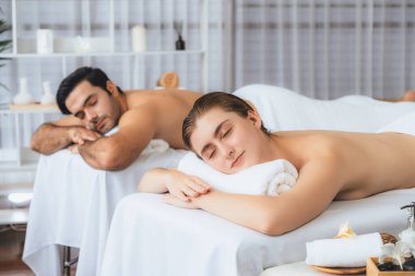 Kafkas çift müşterisi stres önleyici spa masajının keyfini çıkarıyor ve lüks otel veya oteldeki gündüz açık hava ortamında güzellik teniyle eğleniyor. Sessiz.