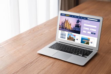 Model arama ve seyahat planlama için internet sitesi uçuş, otel ve tur rezervasyonları için anlaşma ve paket sunuyor