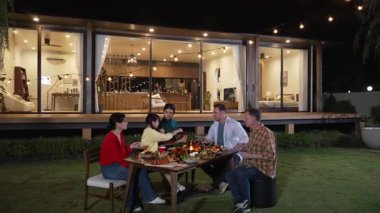 Mutlu aile geceleri kutlama partisinde maytap yakmaya çalışır. Sevgili üyemiz birlikte kıvılcım oynamaktan hoşlanıyor. Nesiller arası uçurum için açık hava aktivitesi aile bağını güçlendirir. Uyumsuzluk.