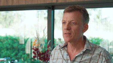 Sevimli yaşlı çift, ellerinde kahve fincanı tutarken mutlu bir şekilde güzel olaylardan ya da mutfaktaki haberlerden bahsediyorlar. Neşeli büyükbaba ve büyükannenin mutlu bir ilişkileri ve aileleri var. Uyumsuzluk.