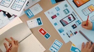 Mobil uygulama ya da web sitesi için kullanıcı arayüzü prototipi planlayan şirket çalışanlarının en iyi görünüm videosu. UX UI tasarımcı beyin fırtınası kullanıcı dostu arayüz planı. Sinerjik