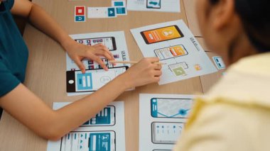 Mobil uygulama ya da web sitesi için kullanıcı arayüzü prototipi planlayan şirket çalışanlarının panorama videosu. UX UI tasarım beyin fırtınası kullanıcı dostu arayüz planı tasarlıyor. Sinerjik