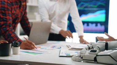 İş verilerini analiz eden ve pazarlama ve stratejik kararları optimize etmede profesyonelleri destekleyen yapay zekâlı bir asistan. Noogenesis Yapay Zeka