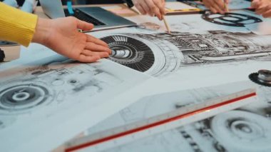 Mühendisler parlak bir atölyede, motor tasarımları çizerek ve yenilikçi çözümleri tartışarak, mekanik tasarımda takım çalışmasını ve yaratıcılığı vurgulayarak işbirliği yapıyorlar. SACTR