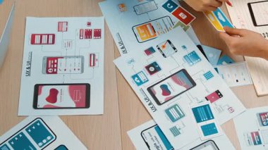 Mobil uygulama ya da web sitesi için kullanıcı arayüzü prototipi planlayan şirket çalışanlarının en iyi görünüm videosu. UX UI tasarımcı beyin fırtınası kullanıcı dostu arayüz planı. Sinerjik