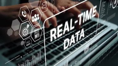 Modern Dijital Çalışma Alanında Gerçek Zamanlı Veri Analizi ve Görselleştirmeleri Bilgisayarda Yazan Eller. Asemptotik akıllı veri analitiği.