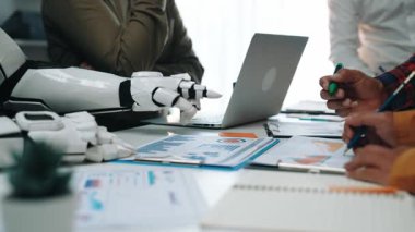 AI ve profesyonellerin pazarlama verimliliğini artırmak, veri yorumlamasını optimize etmek ve stratejik iş planlarını geliştirmek için uzmanlıklarını birleştirdikleri gelecekçi bir işyeri. Noogenesis Yapay Zeka