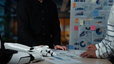 AI güdümlü araçların trendleri izlemede profesyonelleri desteklediği, kurumsal stratejileri geliştirdiği ve işyeri verimliliğini optimize ettiği gelecekçi bir çalışma alanı. Noogenesis Yapay Zeka