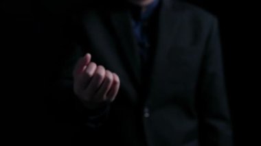 Bir işadamı, analitik, finans ve verimlilik iyileştirme fikirlerini sembolize eden grafikler ve simgelerin yer aldığı maliyet azaltma stratejilerinin dijital görselleştirmesini sergiliyor. Dörtgen