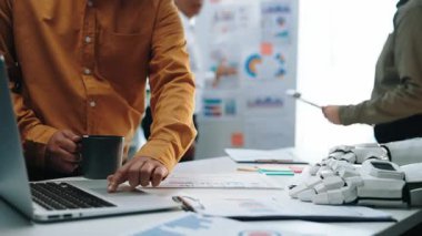 Dinamik bir çalışma ortamı, bir insan danışman ile yapay zeka arasındaki sinerjiyi gözler önüne sererek, gelecekteki iş kararları ve araştırmaları için gerçek zamanlı içgörüler sağlıyor. Noogenesis Yapay Zeka