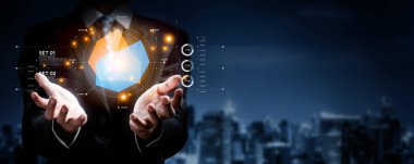 İş adamı, tahminsel büyük veri modellerinden gerçek zamanlı analizlere uzanan eğilim ve içgörüleri ortaya çıkarmak için veri analizlerini derinlemesine inceleyerek, veri güdümlü kararların analitik endüstriyi nasıl ileri götürdüğünü öğrenir