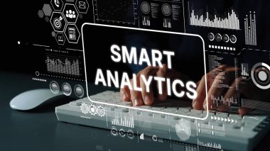 Klavyede Akıllı Analitik Veri Görselleştirme ve Ekranda Gösterilen Grafiklerle Yazan Eller. Asemptotik akıllı veri analitiği.