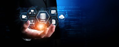 Bir iş adamı, holografik simgelerle parlayan bir el sunar, bulut bilgisayarını, çevrimiçi veri depolamayı ve modern şirketler için gelişmiş teknolojiyi sembolize eder. XDMCP