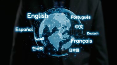 Bu resim, çeşitli senaryolarda gösterilen ve uluslararası iletişimi sembolize eden bir dijital küre ve çoklu dil isimlerinin yer aldığı küresel dil çeşitliliği kavramını göstermektedir. Dörtgen