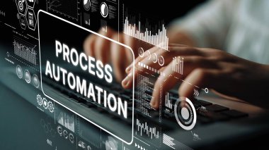 Dijital arayüz vurgulama süreci trendleri ve veri analizi olan bir klavyeye yazı yazan eller. Asemptotik akıllı veri analitiği.