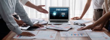 Bilgisayar ekranındaki siber güvenlik sistemi özel bilgileri hacker ve siber saldırılardan koruyor