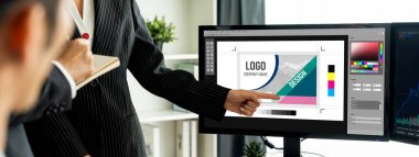 Web sayfasının modern tasarımı ve bilgisayar ekranında gösterilen ticari canlı reklamlar için grafiksel tasarımcı yazılımı