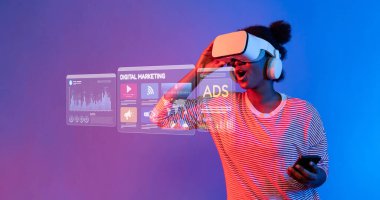 Dinamik genç bir kadın, etkileşimli dijital pazarlama ve modern reklam stratejileri ile meşgul, canlı bir ortamda sanal gerçeklik teknolojisi deneyimliyor. XDMCP