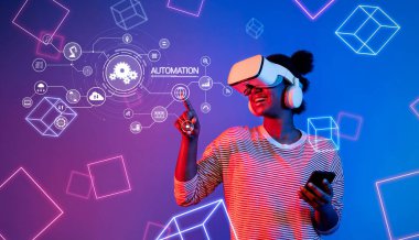 Sanal gerçekliğe dalmış neşeli bir kadın otomasyonu ve dijital geleceği ön plana çıkaran canlı bir ortamda teknolojiyle etkileşim sergiliyor. XDMCP