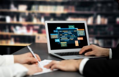 Yeni uygulama geliştirme için HTML, ve C Brisk gibi çeşitli programlama dillerinin kodlama ekranı ile yazılım geliştirme veya programlama çalışmaları