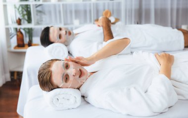 Kaplıca salonunun sakin, modern gündüz atmosferi, birkaç müşteri yüz maskesi takarak kendini yenilemeye çalışıyor. Yüz bakımı ve güzellik kozmetolojisi prosedürü. Sessiz.