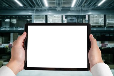 Tasarımınız için mod bilgisayardaki beyaz boş ekran monitör ekranında maket yapın